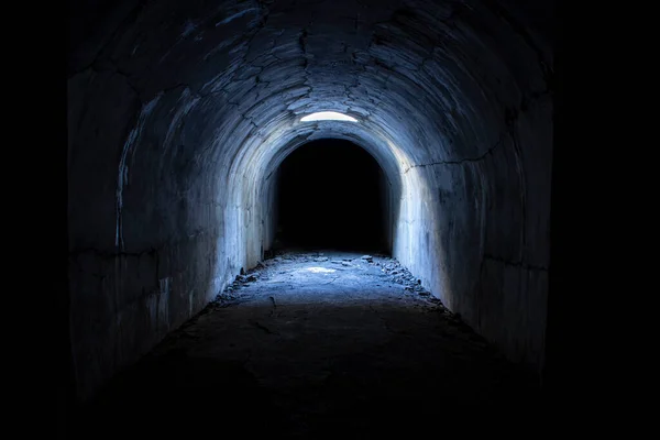 Mistik mavi ışıkta yıkanmış gizemli bir zindan. Bilinmezliğe giden bir hamle.