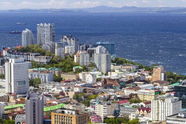 Vladivostok, Rusya - 18 Eylül 2019: Kartal Yuvası 'nın en yüksek noktasındaki izleme platformundan Vladivostok şehrinin merkez kısmının görüntüsü.