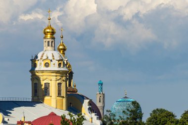 St. Petersburg, Rusya - 09 Ağustos 2020: St. Petersburg 'da (Hıristiyanlar ve İslam) farklı dinlerin ortak varlığı, Kutsal Havariler Peter ve Paul ve Katedral Camii' nin Ortodoks Katedrali 'dir..