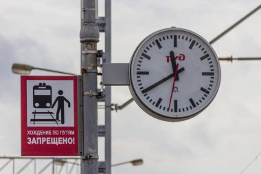 St. Petersburs, Rusya - Eylül 05, 2020: St. Petersburg 'daki Baltık tren istasyonunda güvenlik kuralları hakkında saatler ve posterler.