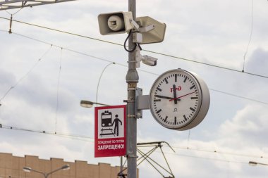 St. Petersburs, Rusya - Eylül 05, 2020: St. Petersburg 'daki Baltık tren istasyonunda güvenlik kuralları hakkında saatler ve posterler.