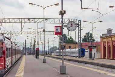 St. Petersburs, Rusya - Eylül 05, 2020: St. Petersburg 'daki Baltık tren istasyonunda güvenlik kuralları hakkında saatler ve posterler.