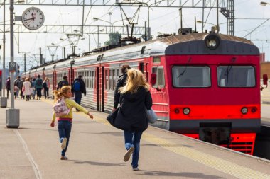 St. Petersburg, Rusya - Eylül, 05, 2020: Anne ve kızı tren peronunda koşuyorlar, aceleyle ve trene geç kalıyorlar.