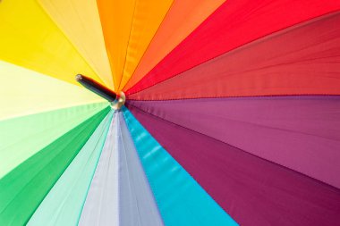 Çok renkli bir gökkuşağı şemsiyesi, yakın plan çekilmiş..