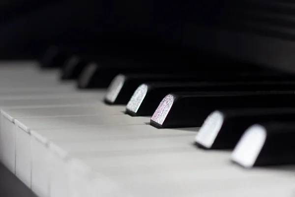 Clés Piano Noir Blanc Dans Éclairage Tamisé Des Ombres — Photo