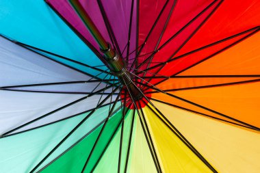 Gökkuşağı renklerinde çizgili çok renkli bir şemsiye, LGBT bayrağının bir sembolü..