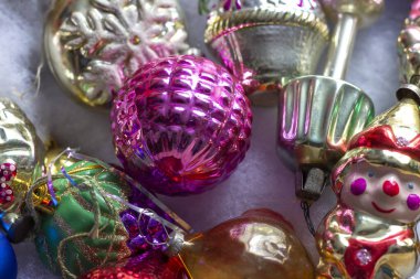 Eski Sovyet cam Noel oyuncaklarıyla dolu bir kutu. Tatil beklentisiyle açılmıştı..