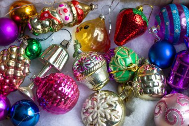 Eski Sovyet cam Noel oyuncaklarıyla dolu bir kutu. Tatil beklentisiyle açılmıştı..