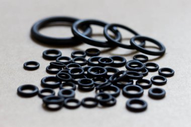 Farklı boyutlarda, hidrolik ve pnömatik makine ve mekanizmaların parçalarını ve birimlerini mühürlemek için tasarlanmış bir dizi lastik halka..