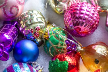 Eski Sovyet cam Noel oyuncaklarıyla dolu bir kutu. Tatil beklentisiyle açılmıştı..