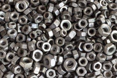 Çeşitli boyutlarda paslı çelik fındıklar..