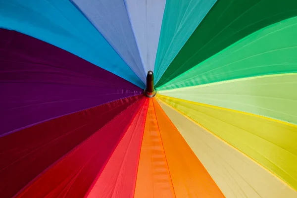 Ett Flerfärgat Paraply Med Ränder Regnbågens Färger Symbol För Hbt — Stockfoto