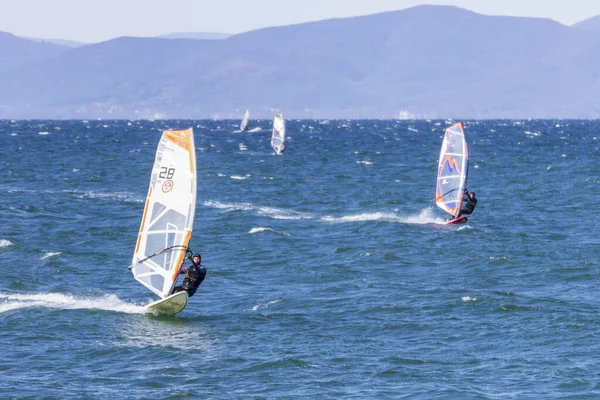 Vladivostok Rusia Octubre 2019 Windsurfers Sea Waves Windy Autumn Day —  Fotos de Stock