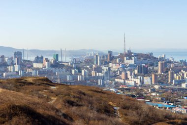 Vladivostok, Rusya - 27 Ekim 2019: Kholodilnik Tepesi 'nin tepesinden Vladivostok' un sanayi ve yerleşim alanlarının görüntüsü.