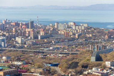 Vladivostok, Rusya - 27 Ekim 2019: Kholodilnik Tepesi 'nin tepesinden Vladivostok' un sanayi ve yerleşim alanlarının görüntüsü.
