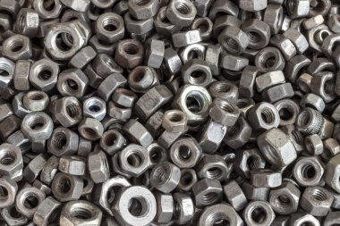 Çeşitli boyutlarda paslı çelik fındıklar..