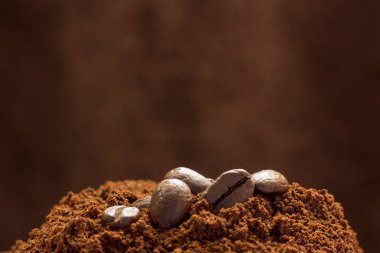 Kahvenin yüzeyinde kavrulmuş Arabika kahvesi taneleri..