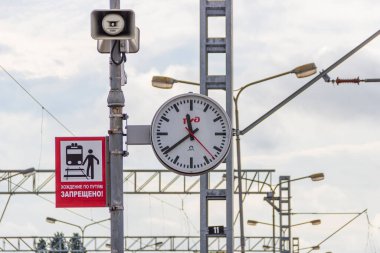 St. Petersburs, Rusya - Eylül 05, 2020: St. Petersburg 'daki Baltık tren istasyonunda güvenlik kuralları hakkında saatler ve posterler.