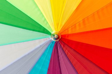 Çok renkli bir gökkuşağı şemsiyesi, yakın plan çekilmiş..