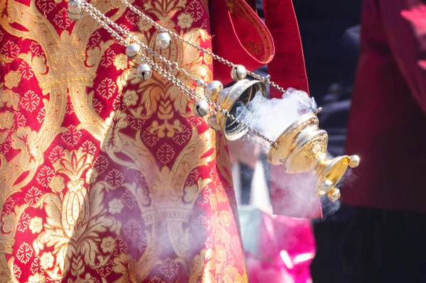 Incensário Fumante Mão Padre Cristão Ortodoxo Uma Batina Igreja Bordada Imagem De Stock