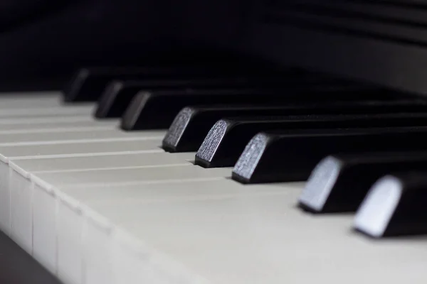 昏暗灯光和阴影下的黑白钢琴键 — 图库照片