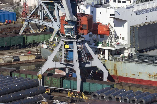 Una Grúa Portuaria Descarga Rollos Chapa Metálica Bodega Barco Puerto — Foto de Stock