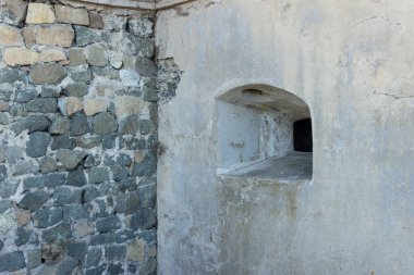 Kholodilnik tepesindeki Muravyov-Amursky kalesinin terk edilmiş tahkimatları. 19. yüzyılın sonlarında inşa edilen Vladivostok Kalesi 'nin bir parçasıdır..