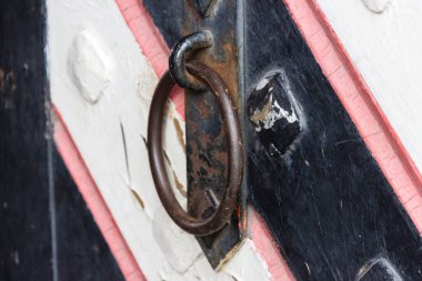 Demir kapı kollarını yüzük şeklinde yaptı ve çelik bir cıvata ile ortaçağ şatosunun kapısında asma kilit ile kapatıldı..