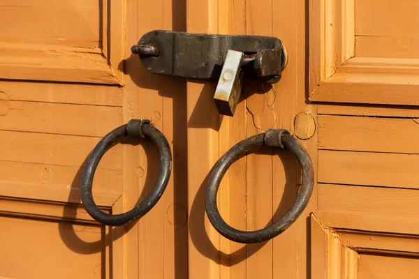 錬鉄製のハンドルを持つ木製のドア ロック付きのスチールボルトで閉じ — ストック写真