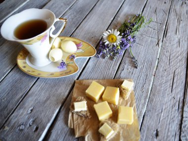 Provence tarzı kahvaltı: çay, peynir, ekmek ve tereyağı.