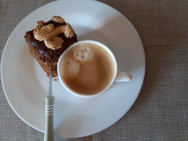 Resimde taze demlenmiş espresso ve çikolata tatlı.