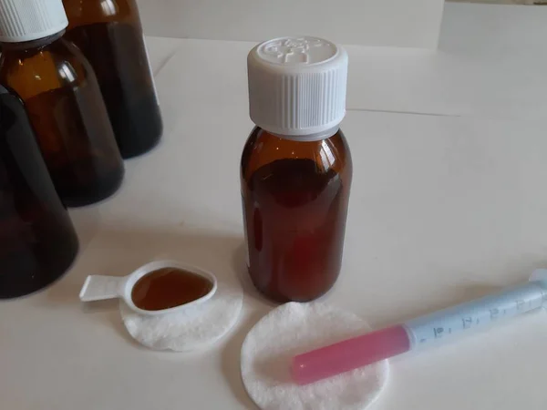 Masada Ilaçlar Şuruplar Haplar Tabletler Antibiyotikler Şırınga Ölçüm Kaşığı Koruyucu — Stok fotoğraf