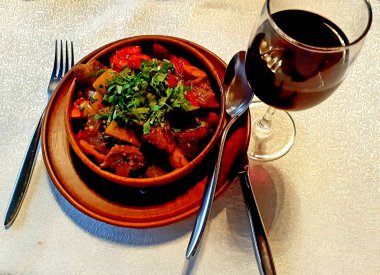 Buglama (Sebzeli et) - Kafkas mutfağından bir yemek. Et, patlıcan, domates, soğan, baharat.