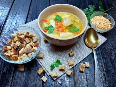 Ev mutfağı. Kraker ve otlar ile Tavuk bulyon bezelye çorbası.