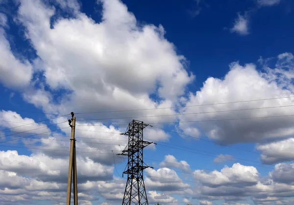 Sommerblauer Himmel Mit Weißen Wolken Stromleitungen — Stockfoto