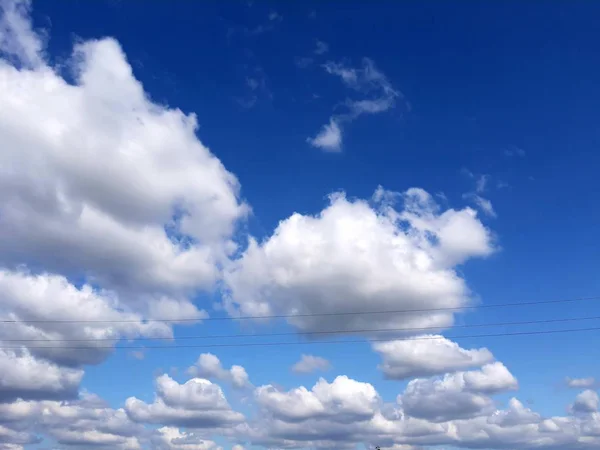 Cielo Azul Verano Con Nubes Blancas Líneas Eléctricas —  Fotos de Stock