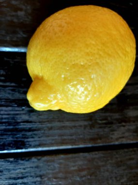 Fotoğrafta, sarı bir vitamin limon ile bir kompozisyon.