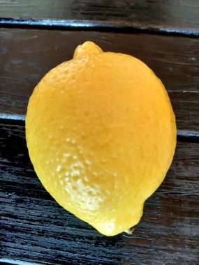 Fotoğrafta, sarı bir vitamin limon ile bir kompozisyon.