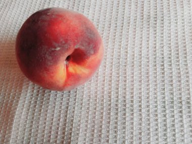 Fotoğrafta, kırmızı olgun lezzetli şeftali ile bir kompozisyon.