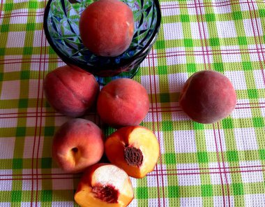 Fotoğrafta, kırmızı olgun lezzetli şeftali ile bir kompozisyon.