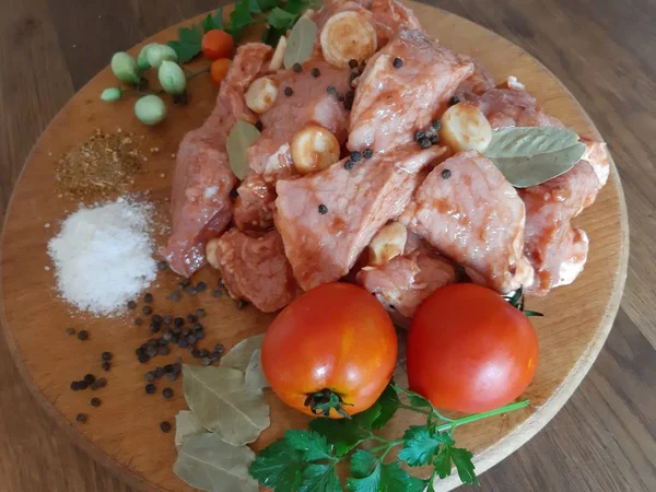 Carne Marinada Para Barbacoa Tomates Sal Especias —  Fotos de Stock