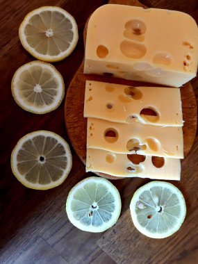 Tahtada limonlu peynirli radomer var..