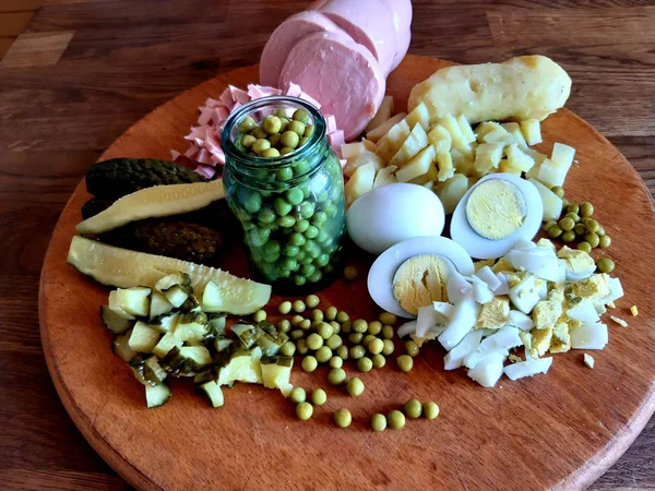 家庭用キッチンボード上のオリヴィエサラダの材料 — ストック写真