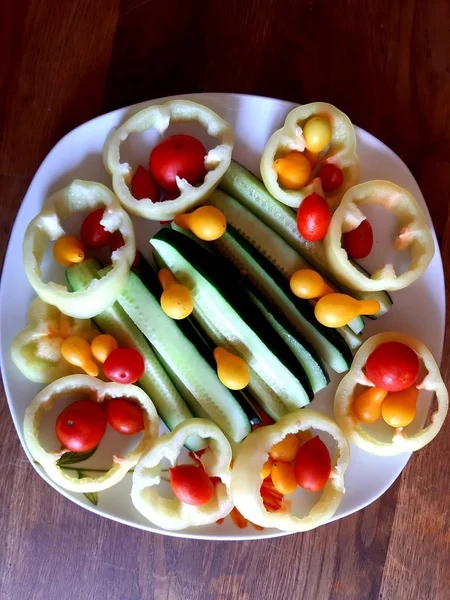 Cozinha Caseira Uma Chapa Prato Vegetariano Pepinos Frescos Picados Pimentas — Fotografia de Stock