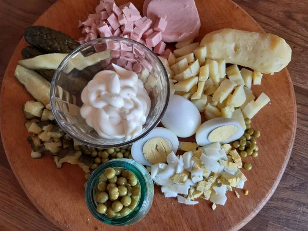 家庭用キッチンオリヴィエサラダの材料 マヨネーズ ジャガイモ ソーセージ キュウリ エンドウ豆 — ストック写真