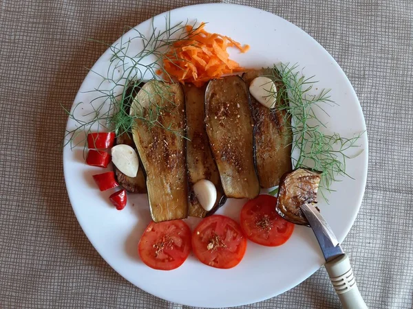 Cocina Casera Plato Plato Vegetariano Berenjena Horno Tomates Zanahorias Ajo —  Fotos de Stock