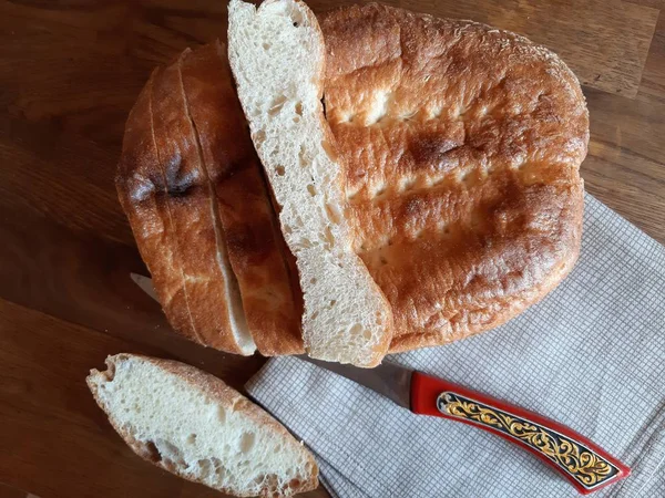 Ev mutfağı. Fotoğraf taze Ermeni matnakash ekmek gösterir.