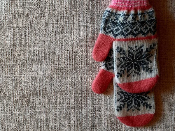 儿童冬季服装 由羊毛线 手套编织 — 图库照片