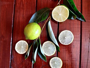 Tezgahın üzerinde taze kireç yeşili ve doğranmış meyve bir dala.