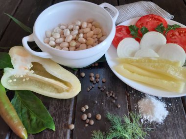 Gürcü mutfağı. Yemek pişirme lobio, fasulye, domates, soğan, baharat için Malzemeler.